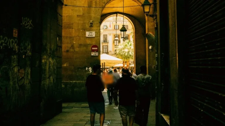El verano más digital: IA, móvil y el auge de las rutas gamificadas